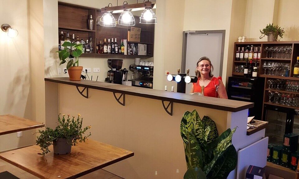 Ariège : dans son petit village, Marina ouvre un café pour le redynamiser et créer du lien