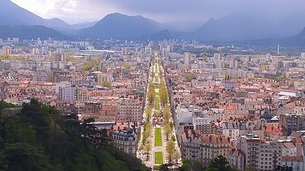 Vue de Grenoble (Isère) depuis la Bastille. (CEDRIC HERMEL / RADIO FRANCE)
